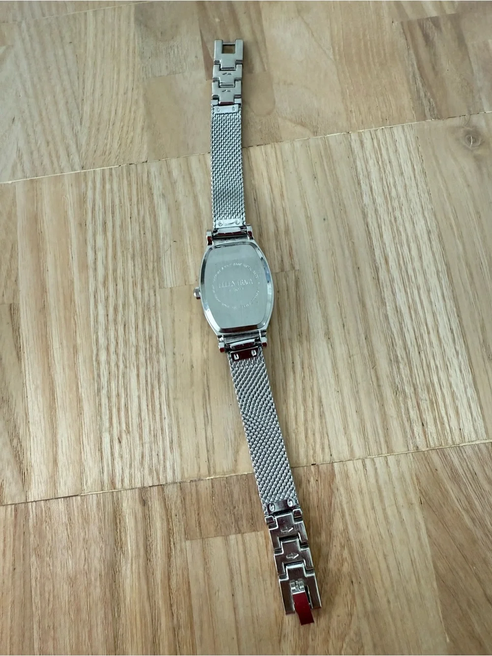 Ellen Tracy ladies black dial silver tone watch NEW BATTERY